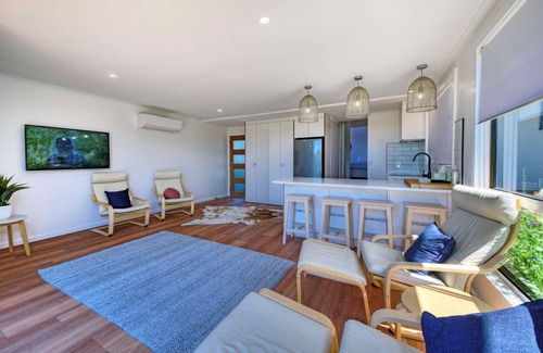 Coles Bay Apartment | On the Beach 2 - Freycinet Holiday Houses
