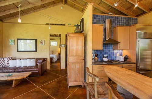 Hamakuapoko Cottage | On the Edge of a Gulch, Privacy, Charm, Unique Style Cottage - Permitted