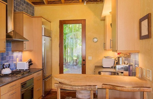 Hamakuapoko Cottage | On the Edge of a Gulch, Privacy, Charm, Unique Style Cottage - Permitted