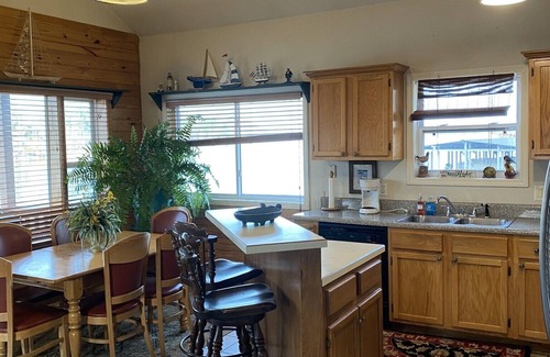 Lake Hamilton House | On the edge of the Lake!