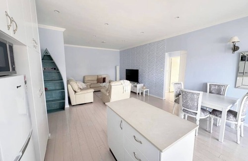 Cronulla Apartment | On The Esplanade sunny apt with a view