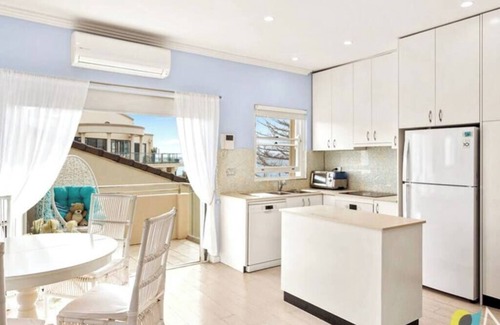 Cronulla Apartment | On The Esplanade sunny apt with a view