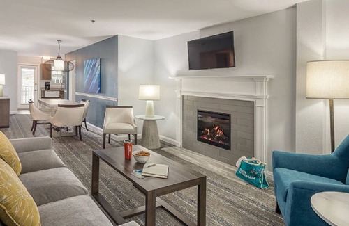 Historic Hill Condo | On the harbor, perfect for mansions, cliff walk, shopping, nightlife, mansions