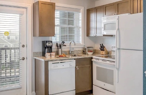 Historic Hill Condo | On the harbor, perfect for mansions, cliff walk, shopping, nightlife, mansions