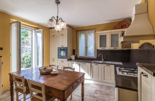 Azzano Villa | ON THE HILLS OFMEZZEGRA& IN FRONT OF THE GREENWAY OF LAKE COMO