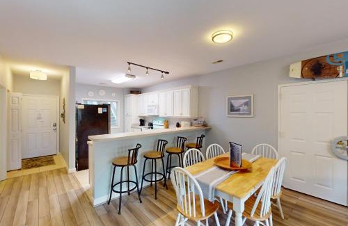 Huddleston Apartment | On the Lake Condo - Mariners Landing Country Club