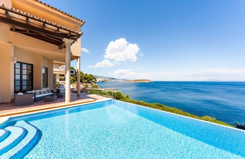 Badia de Palma House | On the sea front with a pool and jacuzzi — Casa Juan Carlos