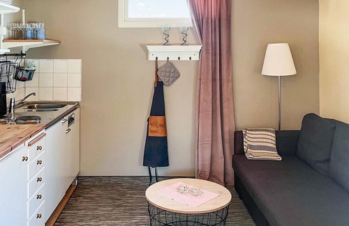 Kolmarden House | On the shore of Lake Torsjön, this compact cottage with private sauna welcomes you.