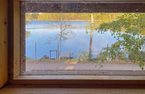 Kolmarden House | On the shore of Lake Torsjön, this compact cottage with private sauna welcomes you.