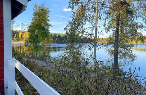 Kolmarden House | On the shore of Lake Torsjön, this compact cottage with private sauna welcomes you.