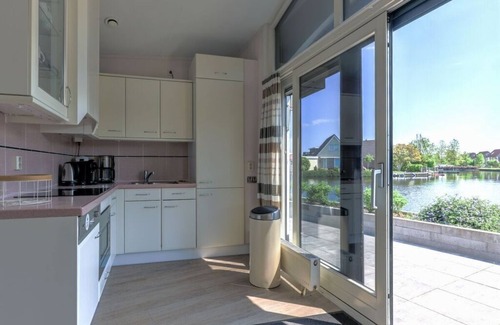Lemmer House | on the water with whirlpool