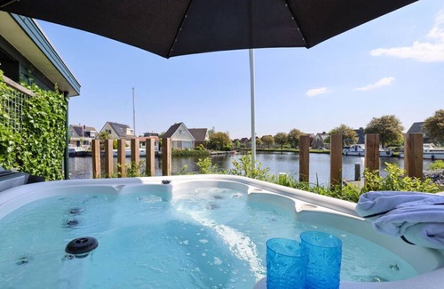 Lemmer House | on the water with whirlpool
