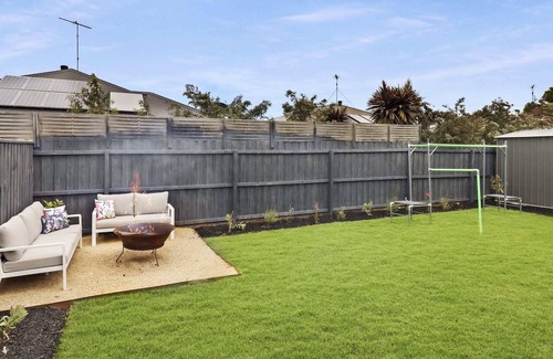 Ocean Grove House | On The Way – Huge deck area, outdoor fire pit, modern space