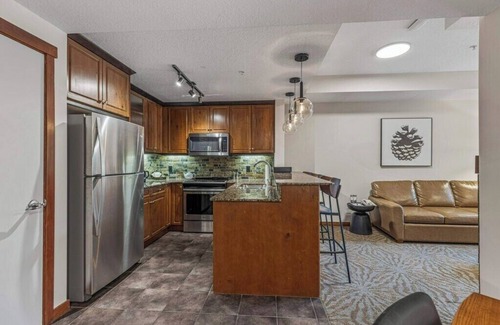 Cougar Creek Condo | One Bed King Pool/Mountain View Suite