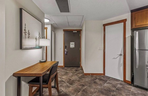 Cougar Creek Condo | One Bed King Pool/Mountain View Suite