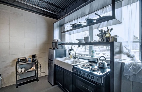 Greater Belhaven Apartment | One Bed Unit Above Coffee Shop in Jackson