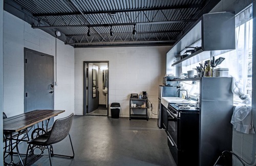 Greater Belhaven Apartment | One Bed Unit Above Coffee Shop in Jackson