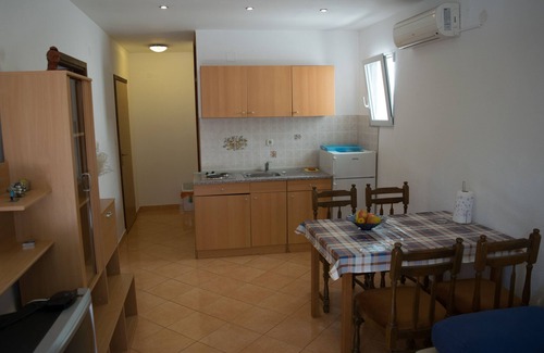 Lokva Rogoznica Apartment | One bedroom apartment with terrace and sea view Lokva Rogoznica, Omiš (A-6005-b)