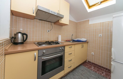 Brist Apartment | One bedroom apartment near beach Brist, Makarska (A-15714-e)