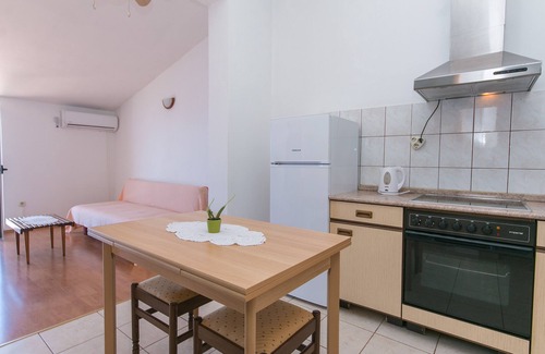 Brist Apartment | One bedroom apartment near beach Brist, Makarska (A-15465-a)