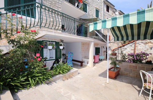 Bol Apartment | One bedroom apartment near beach Bol, Brač (A-13413-d)