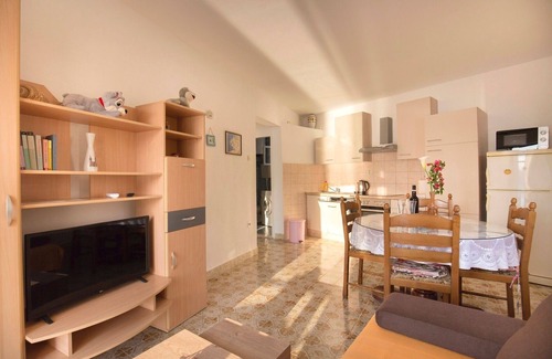 Vis Apartment | One bedroom apartment near beach Vis (A-8525-a)