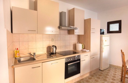 Vis Apartment | One bedroom apartment near beach Vis (A-8525-a)