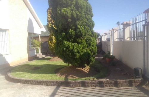 East London Cottage | one bedroom cottage fully equipped kitchen lounge and bathroom, free parkin pool