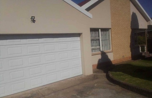 East London Cottage | one bedroom cottage fully equipped kitchen lounge and bathroom, free parkin pool