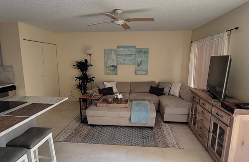West Palm Beach Condo | One Bedroom Gated community, close to Beach, City Place, stores ,restaurants.