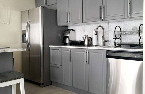 West Palm Beach Condo | One Bedroom Gated community, close to Beach, City Place, stores ,restaurants.