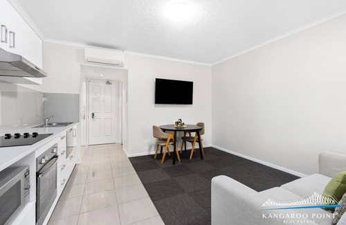 New Farm Apartment | One Bedroom in the Heart of Kangaroo Point with Pool & Parking