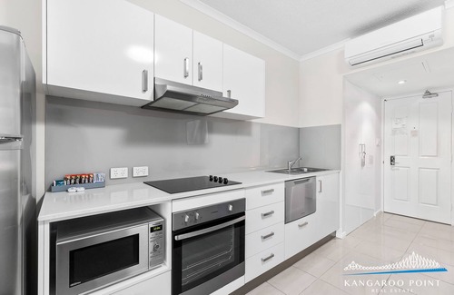 New Farm Apartment | One Bedroom in the Heart of Kangaroo Point with Pool & Parking