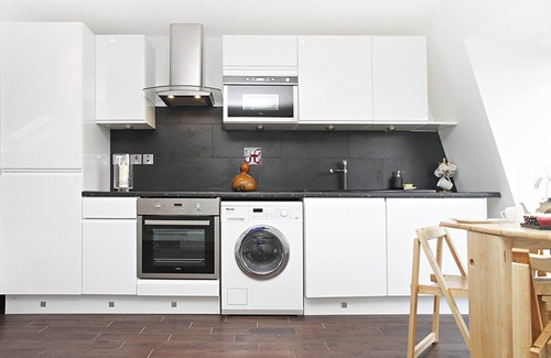 Hammersmith Broadway Apartment | One bedroom Penthouse with balcony