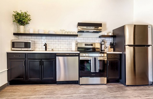 Madison House | One Bedroom Queen in the heart of downtown.
