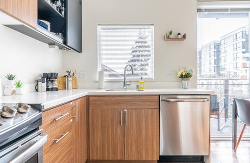 Mann Apartment | One bedroom with plenty of natural light and parking (pet friendly)