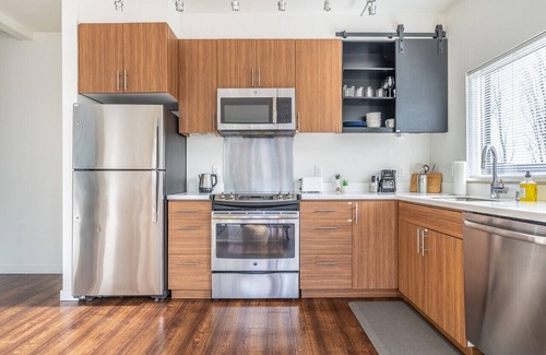 Mann Apartment | One bedroom with plenty of natural light and parking (pet friendly)
