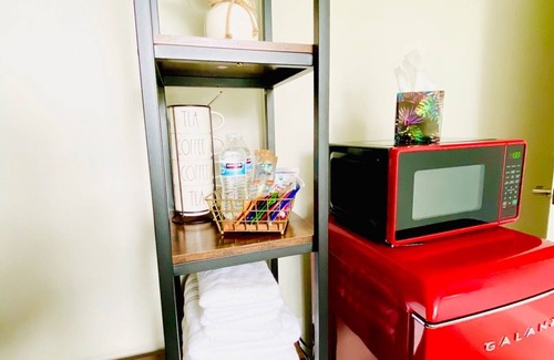 Everett Cabin | One bedroom with private bath in a quite neighborhood/shared home with owners.