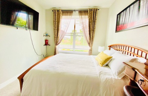 Everett Cabin | One bedroom with private bath in a quite neighborhood/shared home with owners.