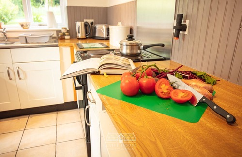 West Heslerton House | One bedroomed holiday cottage that sleeps up to 2, with off road car parking and shared indoor pool