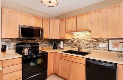 West Colorado Springs House | ONE block to Garden of the Gods ★ Hot Tub ★ AC