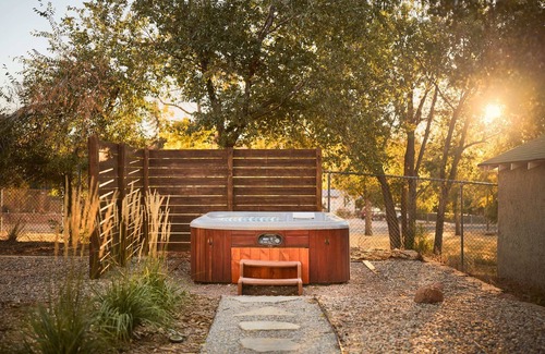 West Colorado Springs House | ONE block to Garden of the Gods ★ Hot Tub ★ AC