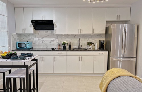 Poplar Apartment | One-BR near CenterCity, Chinatown: Unit B
