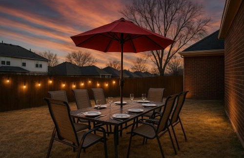 Frisco House | One-level, Fenced Yard, Kitchen, Game Room, Pkng