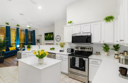 Frisco House | One-level, Fenced Yard, Kitchen, Game Room, Pkng