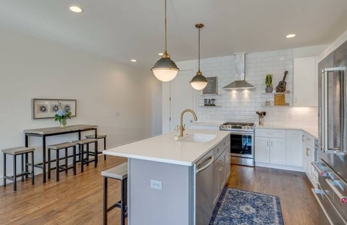 Nashville House | One Mile to Broadway/2 Rooftop Decks/9 Beds