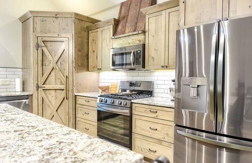 Deadwood Cabin | One-Of-A-Kind Custom 5100 Sq. Ft. Lodge W/Slide, Fire-pit, and Hot Tub!