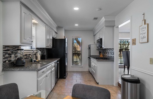 Hunters Glen House | One Story House, King Beds, TV in all bedrooms, Desks, Grill and Pool.