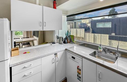 Onehunga House | Onehunga Oasis l 2bed Private Home l Cornwall Park