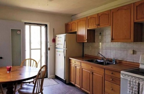 Selkirk Cottage | ONLY RURAL FAMILY PRIVATE LAKE ERIE BEACH GETAWAY WITH NO ÇLEANING FEE CHARGED